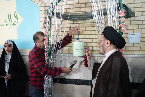 تصاویر نواختن زنگ نماز در دبیرستان دخترانه معارف اسلامی شهید مطهری خرم آباد