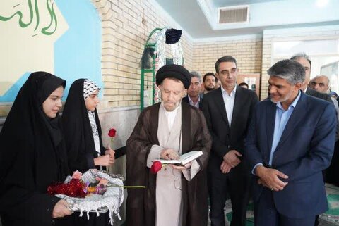 تصاویر نواختن زنگ نماز در دبیرستان دخترانه معارف اسلامی شهید مطهری خرم آباد