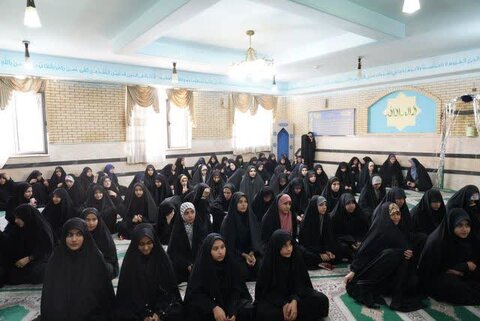 تصاویر نواختن زنگ نماز در دبیرستان دخترانه معارف اسلامی شهید مطهری خرم آباد