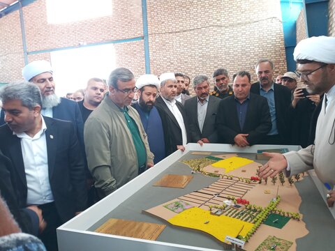 آیین بهره برداری نیروگاه خورشیدی موقوفه مدرسه علمیه عباسقلی خان