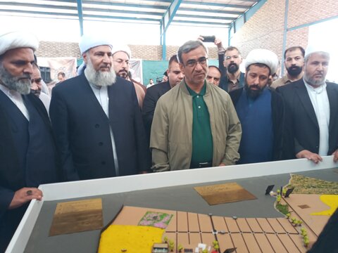 آیین بهره برداری نیروگاه خورشیدی موقوفه مدرسه علمیه عباسقلی خان