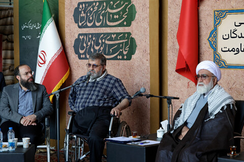 تصاویر/ دیدار جمعی از شعرا و نویسندگان دفاع مقدس با تولیت آستان قدس رضوی