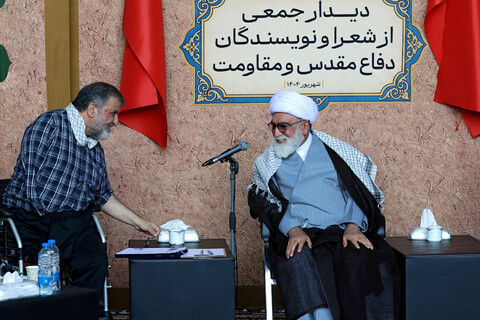 تصاویر/ دیدار جمعی از شعرا و نویسندگان دفاع مقدس با تولیت آستان قدس رضوی