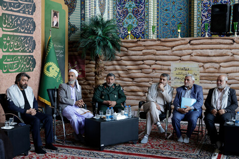 تصاویر/ دیدار جمعی از شعرا و نویسندگان دفاع مقدس با تولیت آستان قدس رضوی