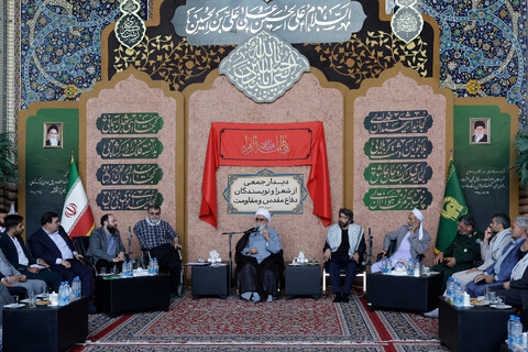 تصاویر/ دیدار جمعی از شعرا و نویسندگان دفاع مقدس با تولیت آستان قدس رضوی