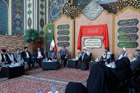 تصاویر/ دیدار جمعی از شعرا و نویسندگان دفاع مقدس با تولیت آستان قدس رضوی