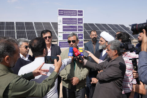 آیین بهره برداری نیروگاه خورشیدی موقوفه مدرسه علمیه عباسقلی خان