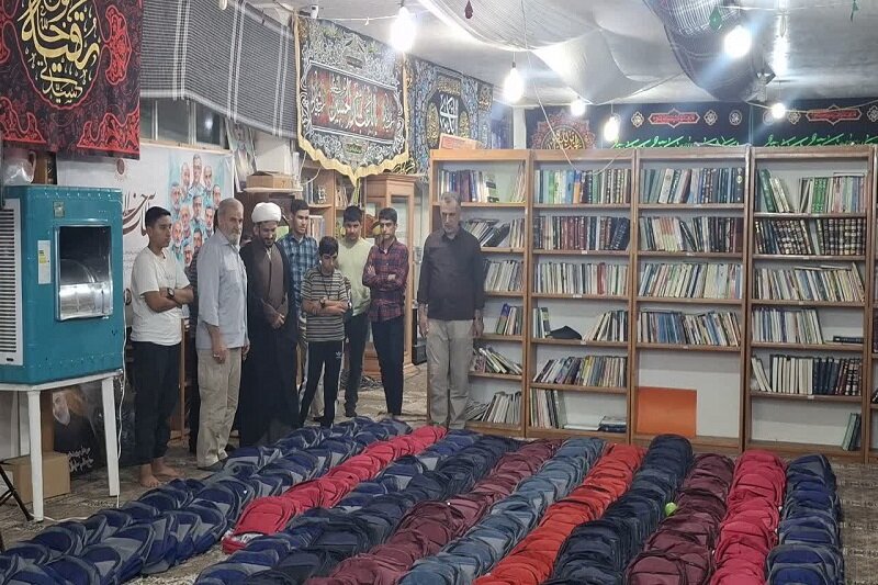 توزیع ۱۲۰۰ بسته نوشت ‌افزار بین دانش‌آموزان نیازمند کرمانشاه با مشارکت خیّرین+عکس