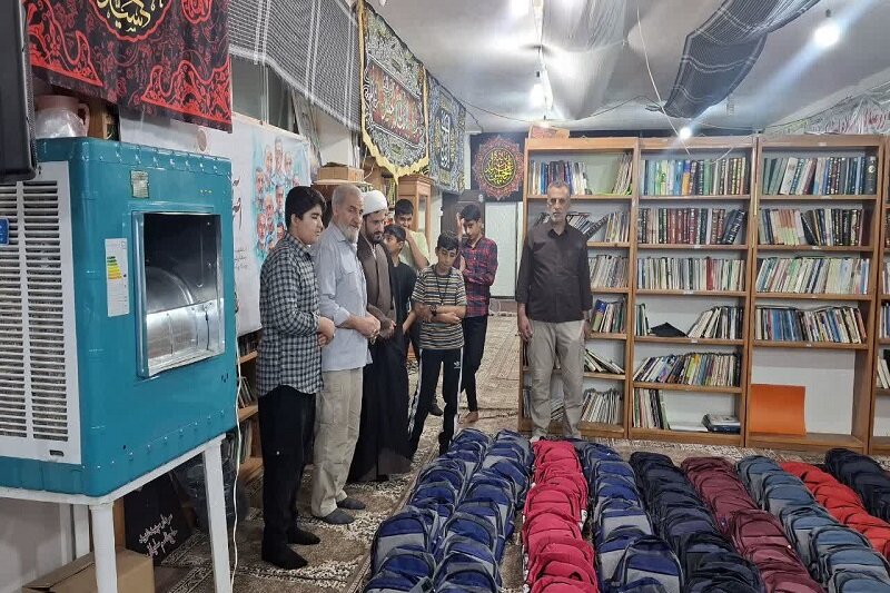 توزیع ۱۲۰۰ بسته نوشت افزار بین دانشآموزان نیازمند کرمانشاه با مشارکت خیّرین+عکس