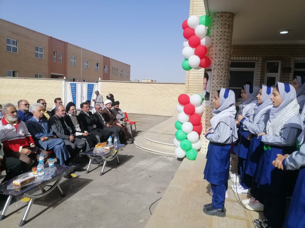 زنگ آغاز سال تحصیلی در دبستان شهیدان بارفروش کاشان نواخته شد+ تصاویر