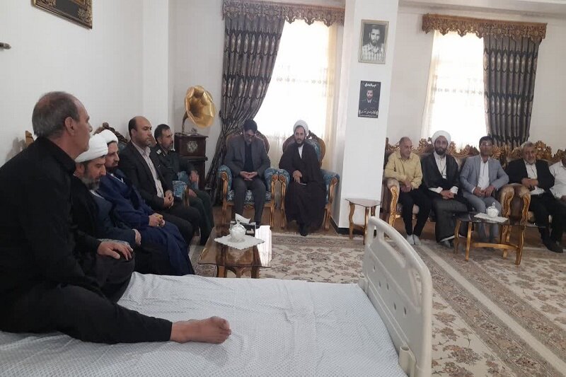 تجلیل از ایثارگران و دیدار با خانوادههای شهدای اقتدار در هرسین+تصاویر