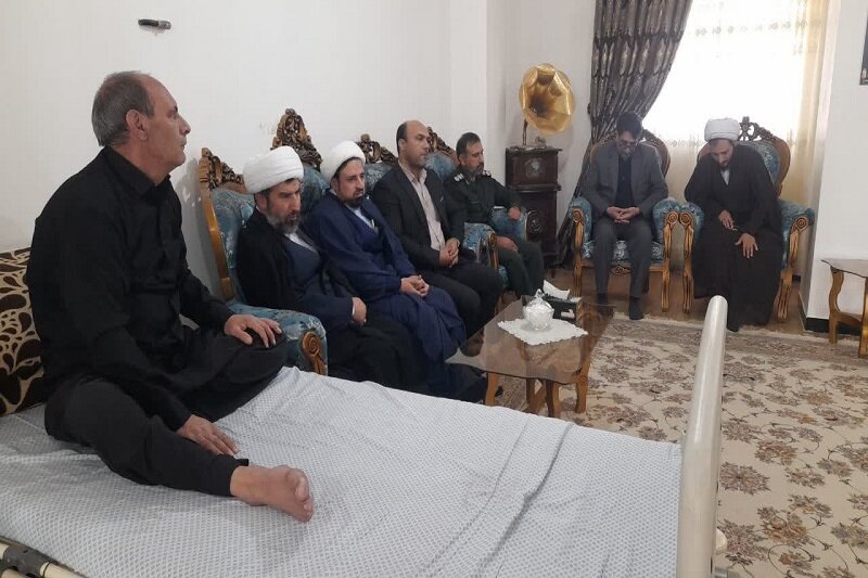 تجلیل از ایثارگران و دیدار با خانوادههای شهدای اقتدار در هرسین+تصاویر