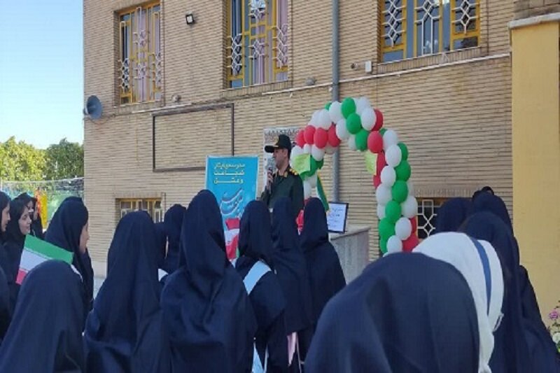 نواختن زنگ «مهر، مقاومت و ایثار» در دبیرستان شاهد بارانیان کرمانشاه+تصاویر