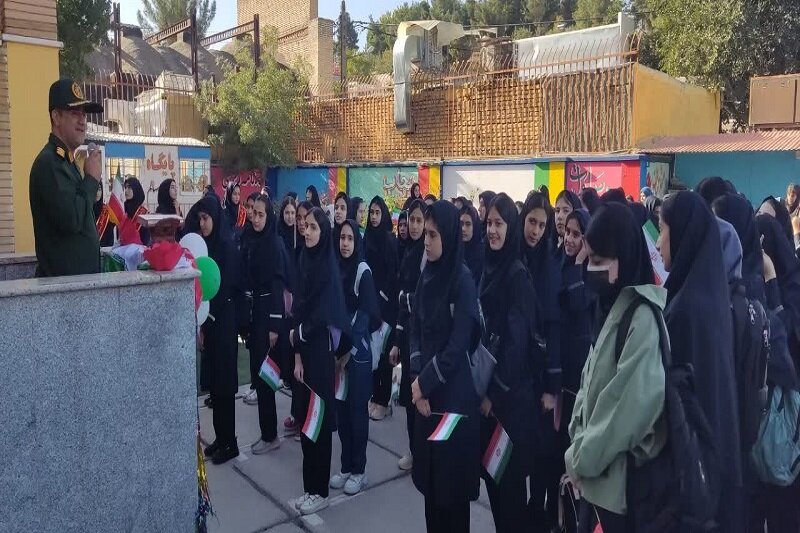 نواختن زنگ «مهر، مقاومت و ایثار» در دبیرستان شاهد بارانیان کرمانشاه+تصاویر