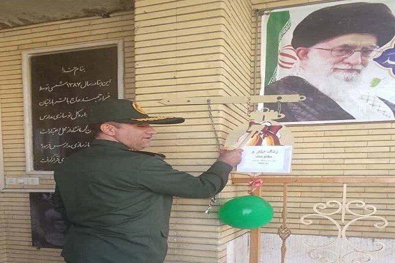 نواختن زنگ «مهر، مقاومت و ایثار» در دبیرستان شاهد بارانیان کرمانشاه+تصاویر
