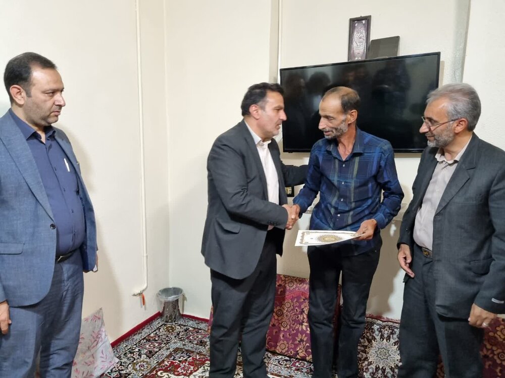 فرماندار کاشان با خانواده شهدای جنگ تحمیلی ۱۲روزه دیدار کرد+تصاویر