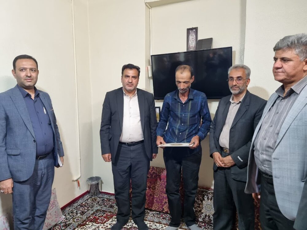 فرماندار کاشان با خانواده شهدای جنگ تحمیلی ۱۲روزه دیدار کرد+تصاویر