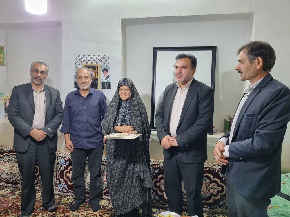 فرماندار کاشان با خانواده شهدای جنگ تحمیلی 12روزه درکاشان دیدارکرد+تصاویر