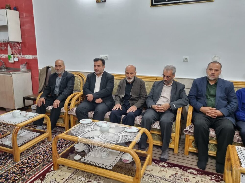فرماندار کاشان با خانواده شهدای جنگ تحمیلی 12روزه درکاشان دیدارکرد+تصاویر