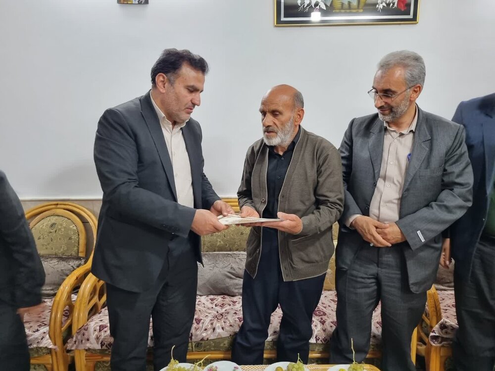 فرماندار کاشان با خانواده شهدای جنگ تحمیلی 12روزه درکاشان دیدارکرد+تصاویر