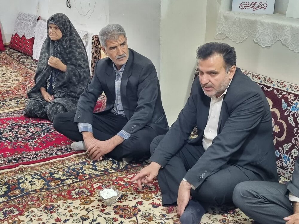 فرماندار کاشان با خانواده شهدای جنگ تحمیلی 12روزه درکاشان دیدارکرد+تصاویر