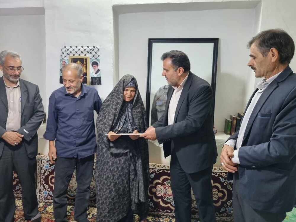 فرماندار کاشان با خانواده شهدای جنگ تحمیلی 12روزه درکاشان دیدارکرد+تصاویر