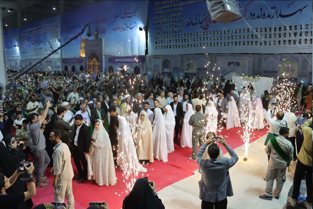 جشن ازدواج ۱۱۰ زوج جوان در دومین کنگره ملی سه هزار شهید استان سمنان + عکس
