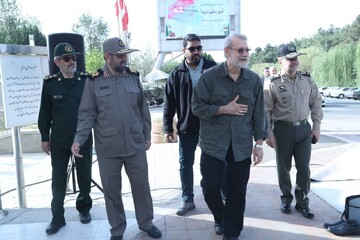 بازدید لاریجانی از موزه ملی انقلاب اسلامی و دفاع مقدس+ تصاویر