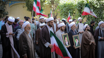 تصاویر/ تجمع طلاب، روحانیون و مردم غیرتمند همدان در حمایت از مواضع و روشنگرانه امام خامنه ای