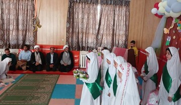 تصاویر/ نواخته شدن زنگ نماز در سال تحصیلی جدید در دبستان دخترانه الوندی بیجار