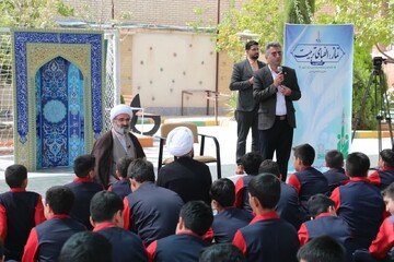 تصاویر/ نماینده ولی فقیه در استان سمنان در جمع دانش‌آموزان دبستان پسرانه شاهد سمنان