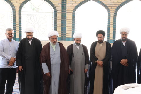 عطرافشانی مزار شهید گمنام حوزه علمیه بیرجند به مناسبت گرامیداشت هفته دفاع مقدس