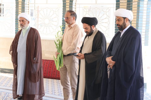 عطرافشانی مزار شهید گمنام حوزه علمیه بیرجند به مناسبت گرامیداشت هفته دفاع مقدس