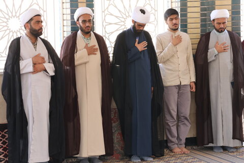 عطرافشانی مزار شهید گمنام حوزه علمیه بیرجند به مناسبت گرامیداشت هفته دفاع مقدس