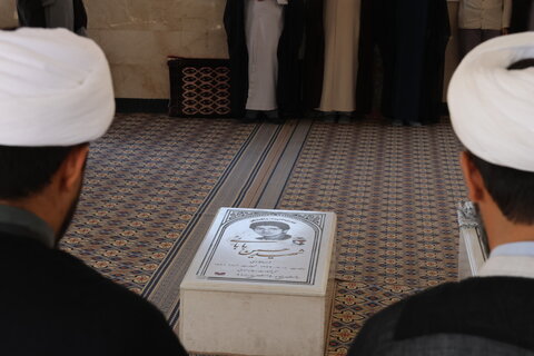 عطرافشانی مزار شهید گمنام حوزه علمیه بیرجند به مناسبت گرامیداشت هفته دفاع مقدس