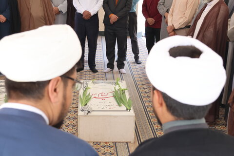 عطرافشانی مزار شهید گمنام حوزه علمیه بیرجند به مناسبت گرامیداشت هفته دفاع مقدس