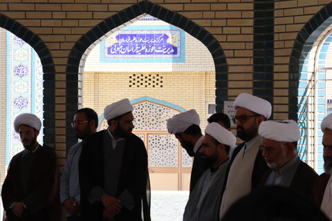 عطرافشانی مزار شهید گمنام حوزه علمیه بیرجند به مناسبت گرامیداشت هفته دفاع مقدس