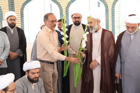 عطرافشانی مزار شهید گمنام حوزه علمیه بیرجند به مناسبت گرامیداشت هفته دفاع مقدس