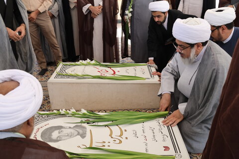 عطرافشانی مزار شهید گمنام حوزه علمیه بیرجند به مناسبت گرامیداشت هفته دفاع مقدس