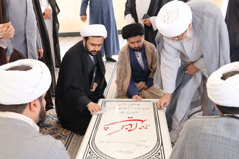 عطرافشانی مزار شهید گمنام حوزه علمیه بیرجند به مناسبت گرامیداشت هفته دفاع مقدس