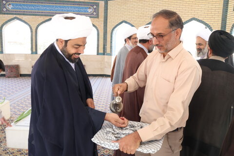 عطرافشانی مزار شهید گمنام حوزه علمیه بیرجند به مناسبت گرامیداشت هفته دفاع مقدس