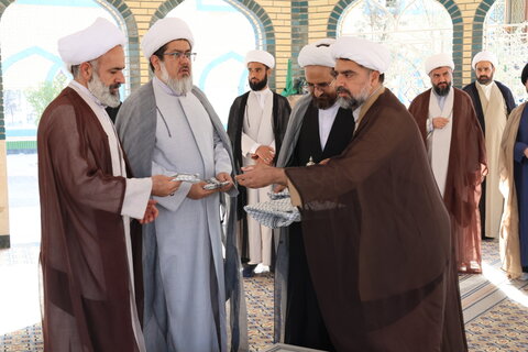 عطرافشانی مزار شهید گمنام حوزه علمیه بیرجند به مناسبت گرامیداشت هفته دفاع مقدس