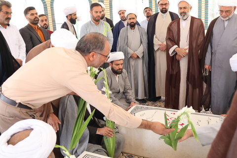 عطرافشانی مزار شهید گمنام حوزه علمیه بیرجند به مناسبت گرامیداشت هفته دفاع مقدس