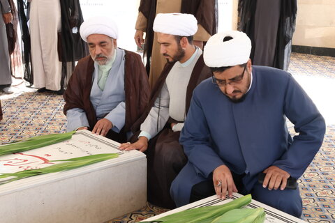 عطرافشانی مزار شهید گمنام حوزه علمیه بیرجند به مناسبت گرامیداشت هفته دفاع مقدس