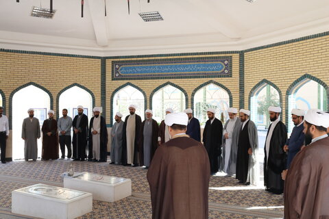 عطرافشانی مزار شهید گمنام حوزه علمیه بیرجند به مناسبت گرامیداشت هفته دفاع مقدس