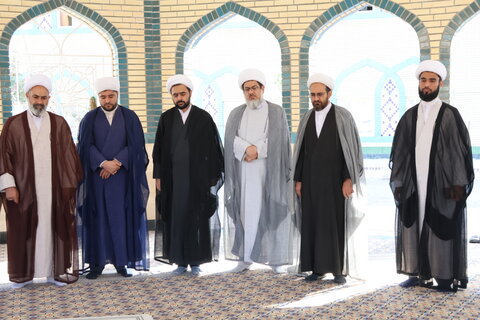 عطرافشانی مزار شهید گمنام حوزه علمیه بیرجند به مناسبت گرامیداشت هفته دفاع مقدس