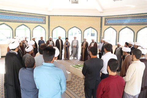 عطرافشانی مزار شهید گمنام حوزه علمیه بیرجند به مناسبت گرامیداشت هفته دفاع مقدس