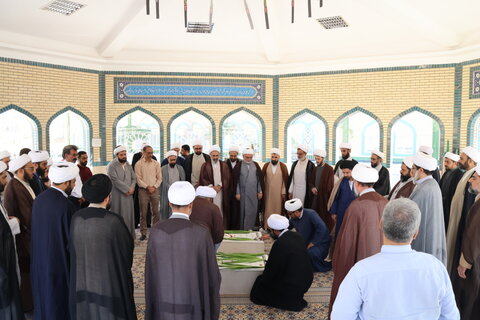 عطرافشانی مزار شهید گمنام حوزه علمیه بیرجند به مناسبت گرامیداشت هفته دفاع مقدس