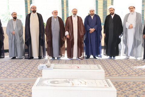 عطرافشانی مزار شهید گمنام حوزه علمیه بیرجند به مناسبت گرامیداشت هفته دفاع مقدس