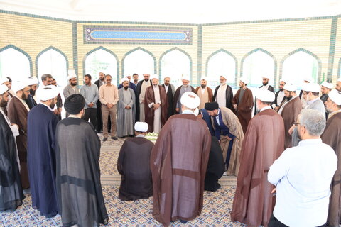 عطرافشانی مزار شهید گمنام حوزه علمیه بیرجند به مناسبت گرامیداشت هفته دفاع مقدس